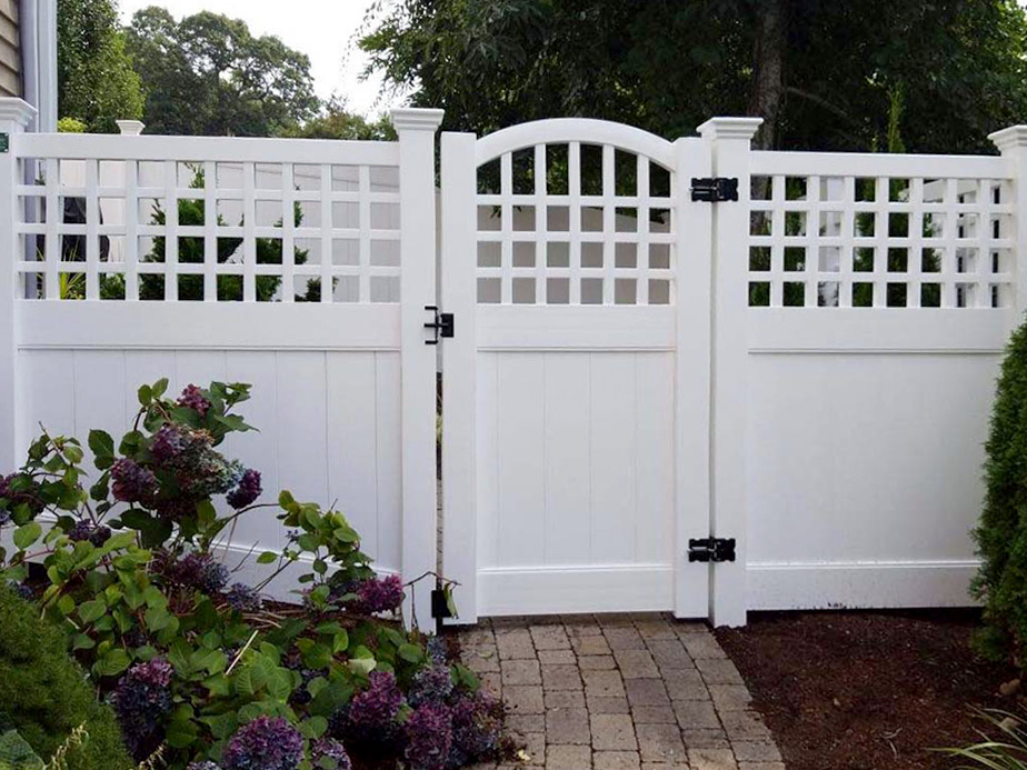 Residential Vinyl fence company in the Southeastern Massachusetts area.