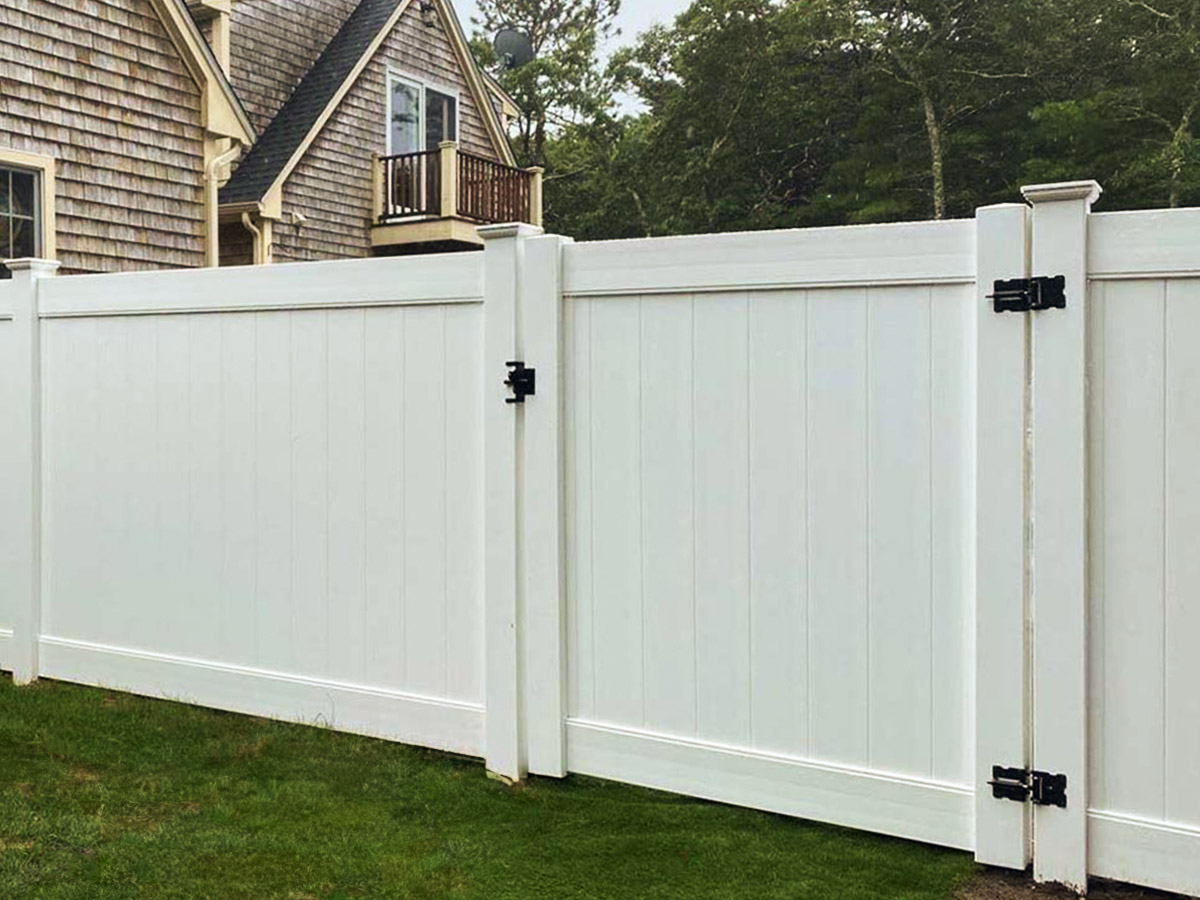 Vinyl privacy fencing in Kingston Massachusetts